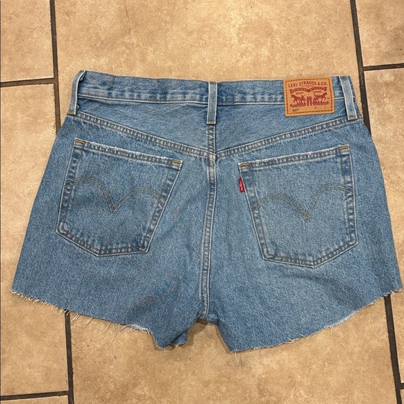 Levi’s Light Wash Frayed Hem Denim High Waisted Shorts - Picture 3 of 4